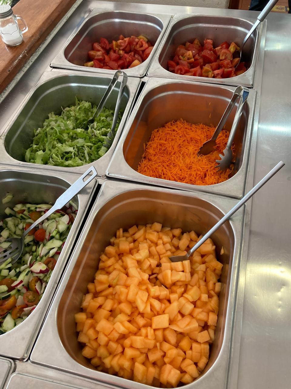 Estudiantes disfrutando un almuerzo saludable